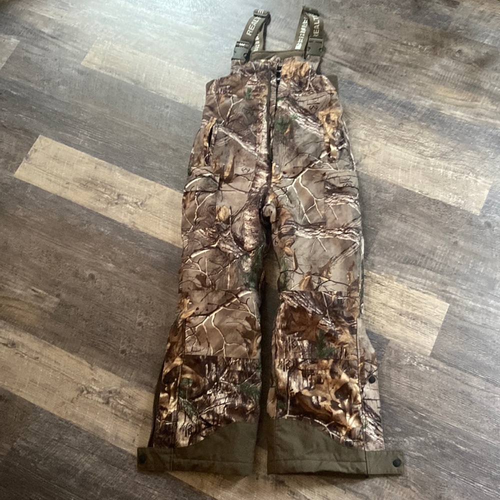 Boy’s Realtree Camo Insulated Hunting Bibs Size M (8)